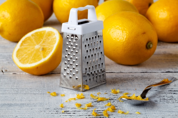 grater peel and lemon zest on the wooden table - Коврижка из ржаного хлеба (без масла)