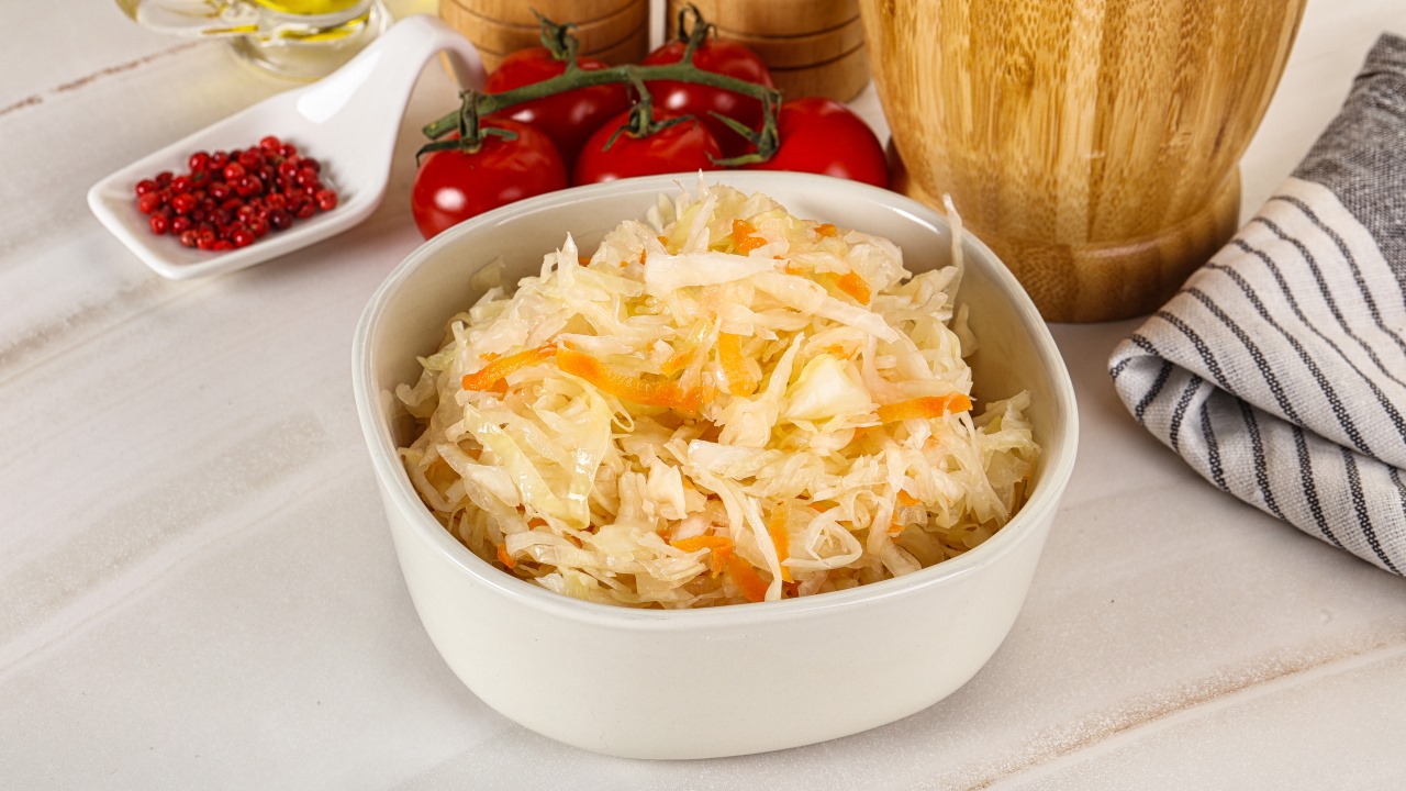 Салат из квашеной капусты с чёрной редькой