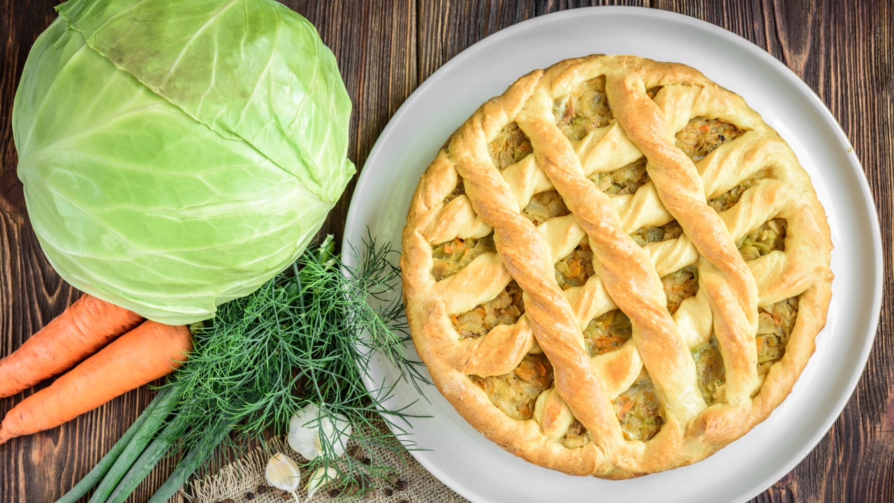 homemade pie with cabbage carrot onion meat wood - Пирог со свежей капустой