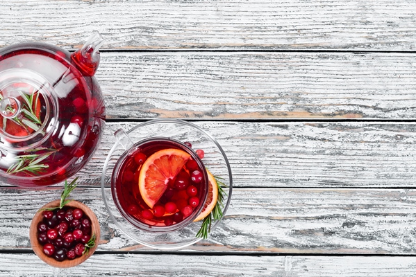 Клюквенный чай hot drink of cranberry and orange in cups on a white wooden background top view free space for your - Клюквенный чай