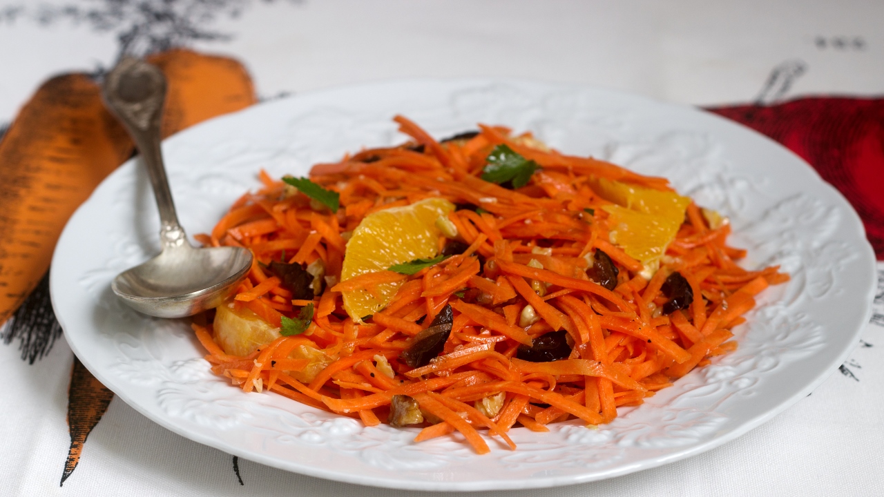 Постная тушёная морковь с черносливом и мёдом
