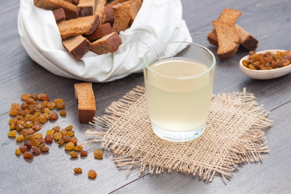 kvas in glass with rye bread and raisins on wooden background 1 - Квас хлебный белый