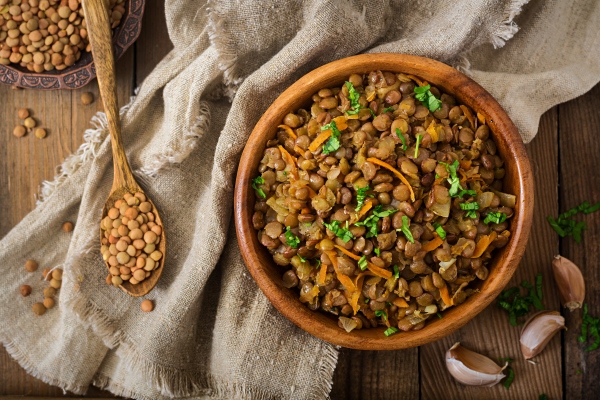 lentil with carrot and onion in wooden bowl - Чечевица с морковью, постный стол