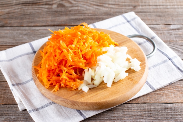 onions and carrots on a cutting board preparation of the recipe step by step homemade food - Суп с корневищами иван-чая