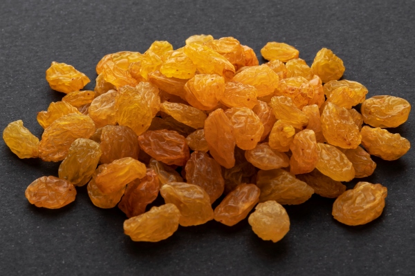 pile of golden raisins isolated on black - Постные рисовые котлеты