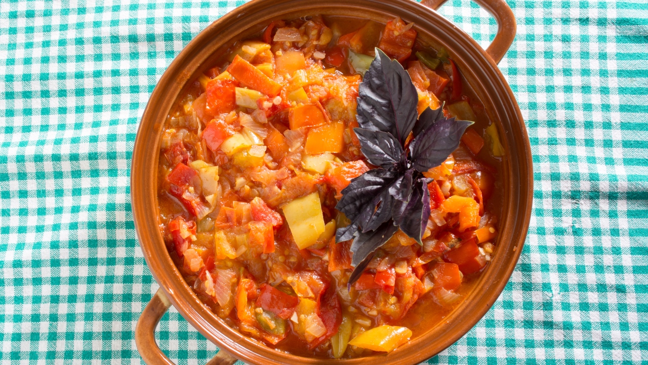 Рагу из картофеля с красным сладким перцем и капустой
