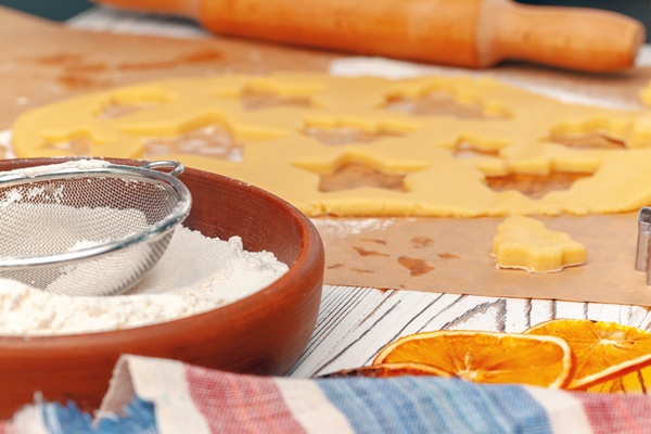 process of cooking ginger bread cookies close up - Медовые пряники