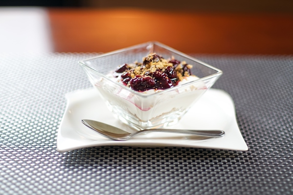 Пудинг из риса с черносливом pudding on a restaurant table - Пудинг из риса с черносливом