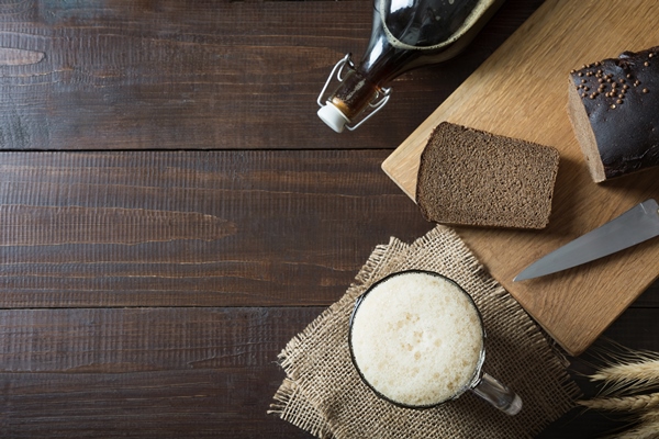 Старый русский квас (рецепт XVI—XVIII вв.) russian traditional drink fermented kvass from rye bread in special half liter mug view from above - Старый русский квас (рецепт XVI—XVIII вв.)