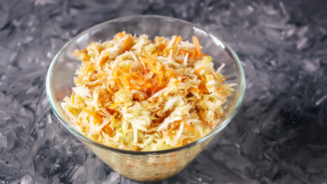 Салат из моркови и капусты