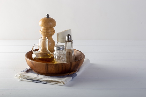 salt pepper cooking oil on the table - Лимонная закуска