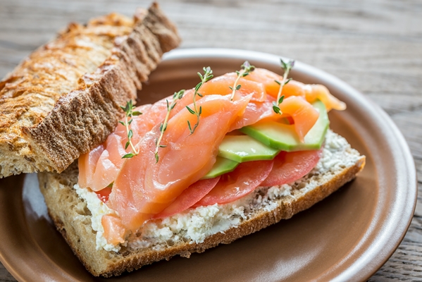 sandwich with salmon avocado and tomatoes - Бутерброд с помидором, рыбой и авокадо