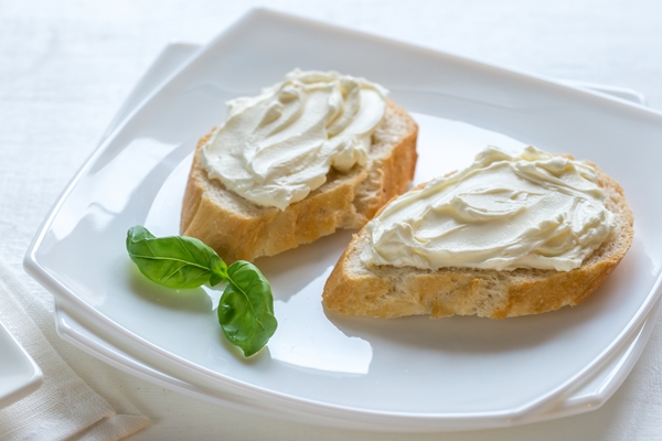 sandwiches with cream cheese - Бутерброд с помидором, рыбой и авокадо