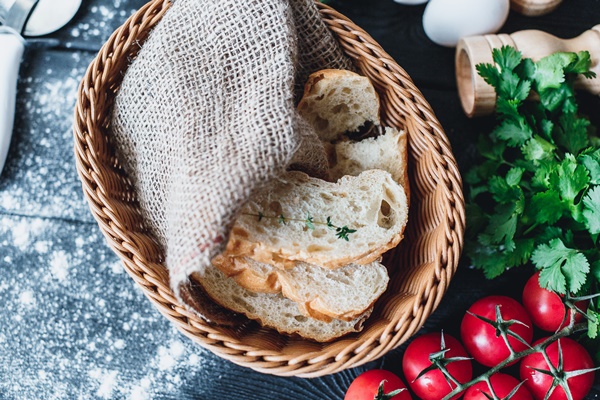 sliced baked bread on dark background - Постный перекус на хлебе