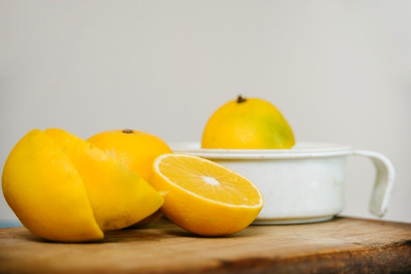 sliced lime juice on wooden cutting board - Морс лимонный