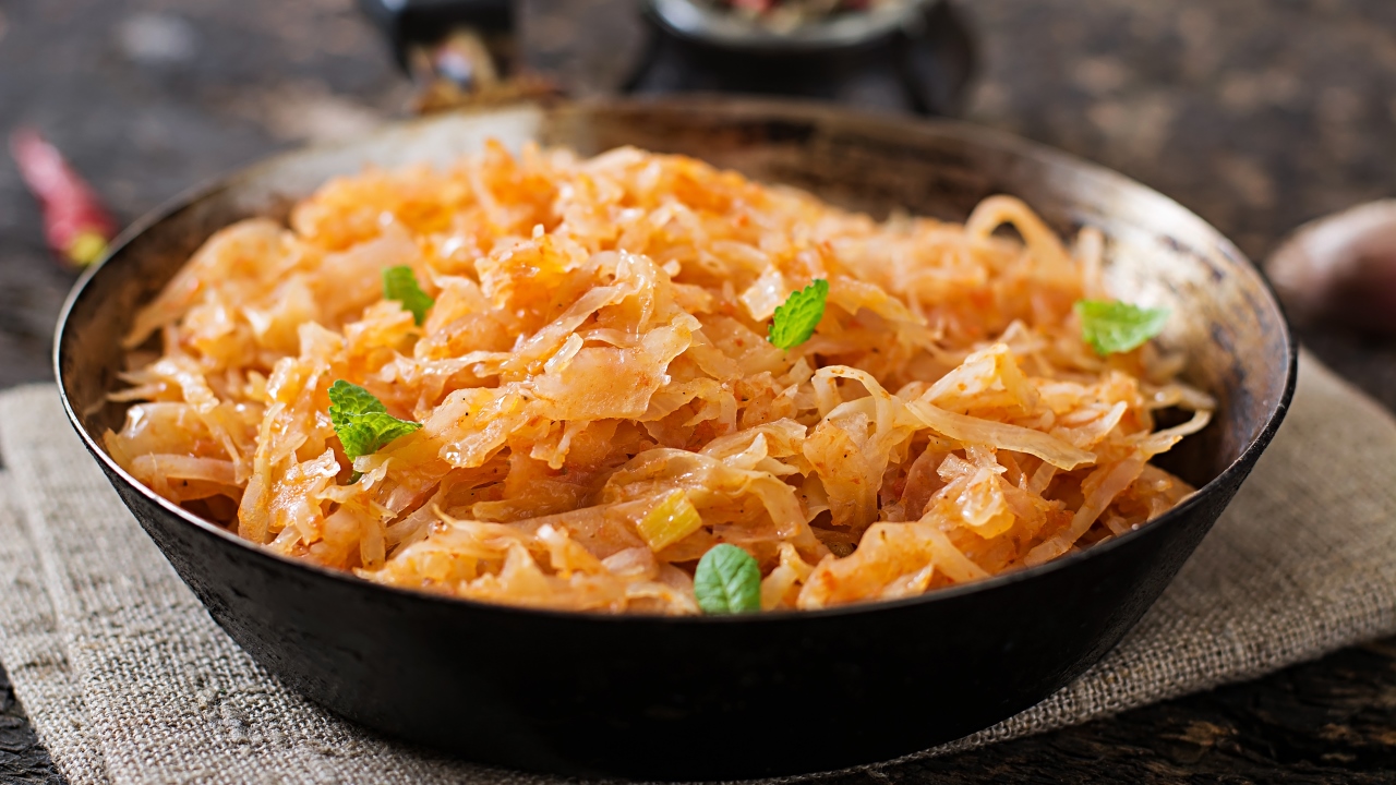 Тушёная кислая капуста stewed cabbage old wooden table rustic style - Тушёная кислая капуста