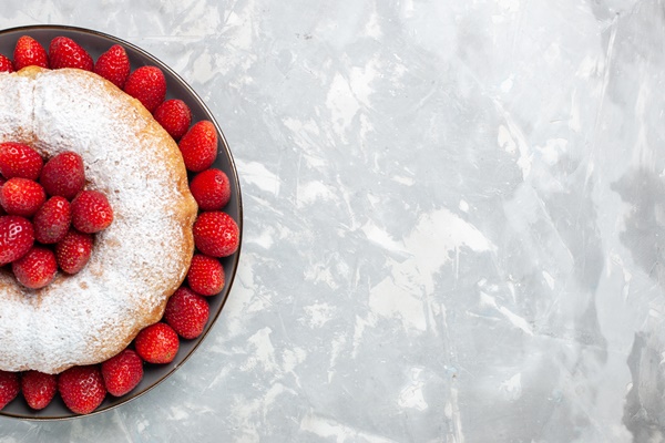 Слоёный сладкий русский пирог top view delicious strawberry pie with sugar powder on white - Слоёный сладкий русский пирог