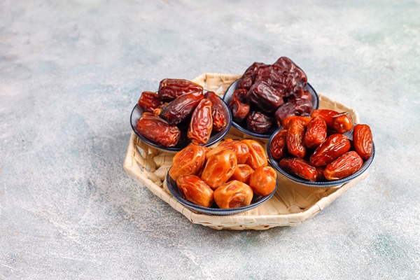 various of dried dates or kurma - Конфеты из фиников