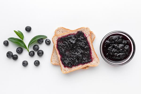 Черника протёртая с сахаром above view tasty jam on bread - Черника протёртая с сахаром