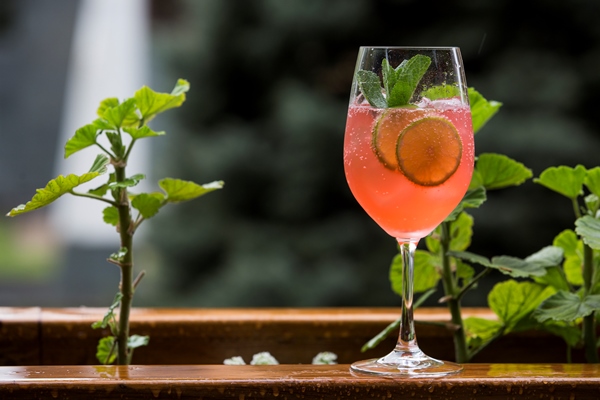 alcohol cocktail on a wooden barrel - Воскресный квас