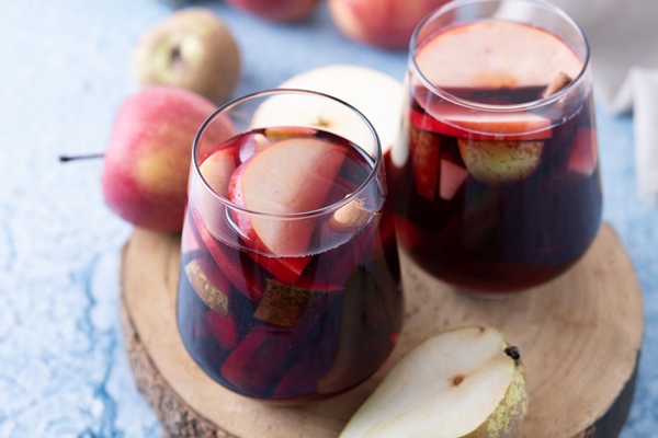 Черника с яблоками в яблочном соку autumn sangria with pear and apple on wooden table - Черника с яблоками в яблочном соку