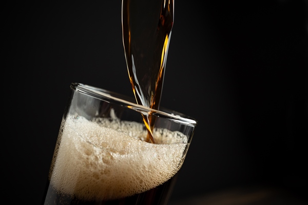 Квас с изюмом black beer on wood - Квас с изюмом