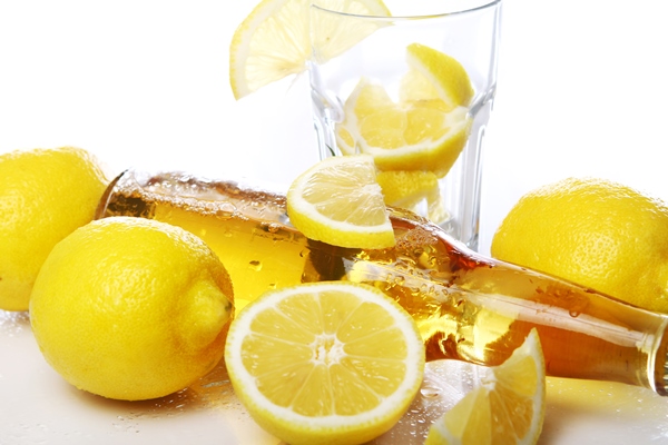 Квас суточный с лимоном bottle of cold beer with fresh lemons - Квас суточный с лимоном
