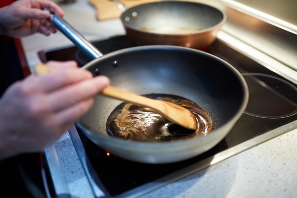 caramelizing sugar in a wok pan for a thai recipe - Ярославский квас