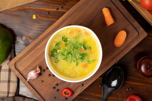 chicken broth vegetable soup disposable cup bowl served with green vegetables - Суп с картофелем по-румынски