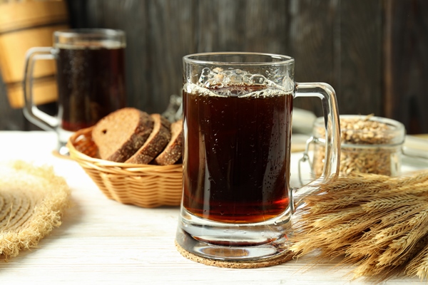 Северный квас из ржаного хлеба concept of fresh drink kvass close up - Северный квас из ржаного хлеба