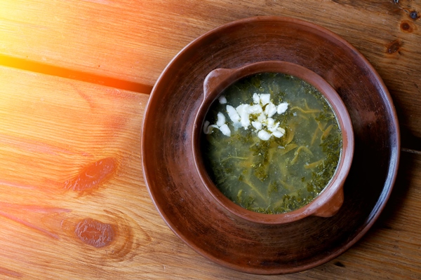 Постный суп из щавеля и свекольной ботвы diet sorrel soup with egg on a wooden table - Постный суп из щавеля и свекольной ботвы