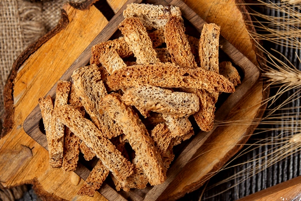 finger bread stuffing placed on wooden serving platter - Алёнин квас на отрубях