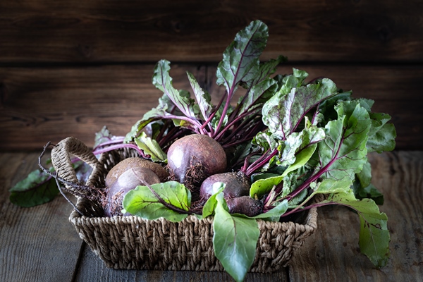 fresh organic red beets with leaves in a wicker basket on a wooden table natural organic vegetables autumn harvest rustic - Борщ из жареной свёклы