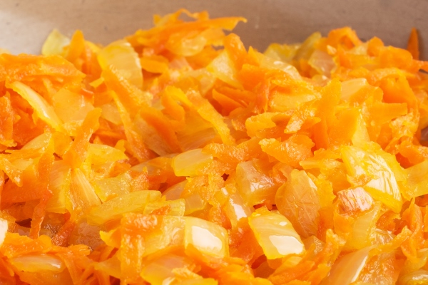 fry grated carrots and chopped onions with oil in a frying pan gray concrete 1 - Суп овощной с макаронами