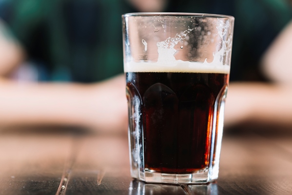 glass alcoholic drink wooden table - Квас рябиновый шипучий