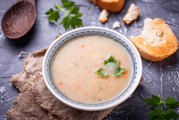 Суп-пюре из гороха с гренками healthy vegetarian peas soup on concrete background - Суп-пюре из гороха с гренками