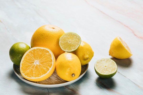 high angle of plate with lemon on marble background - Румынский квас