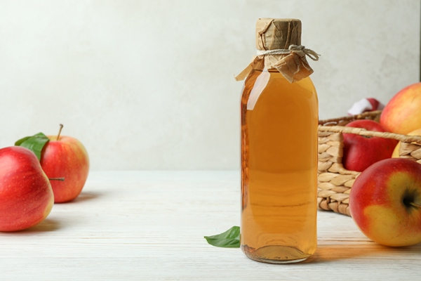 homemade apple vinegar and ingredients on white wooden table - Дачный квас