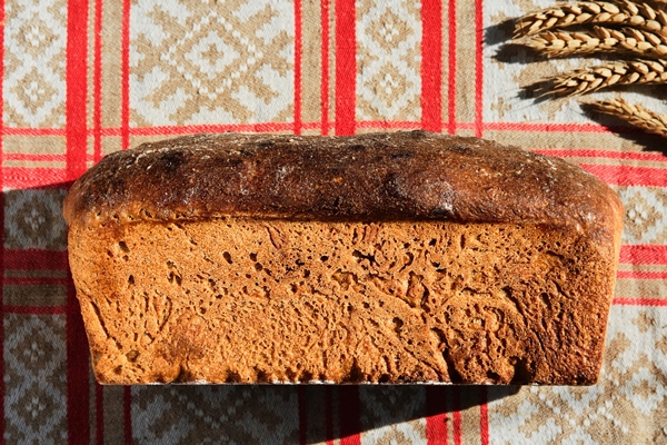 homemade artisan crusty whole grain bread on rustic kitchen towel top view traditional techniques loaf from rye and wheat sourdough innovating bread slow carb baking - Берёзовый квас