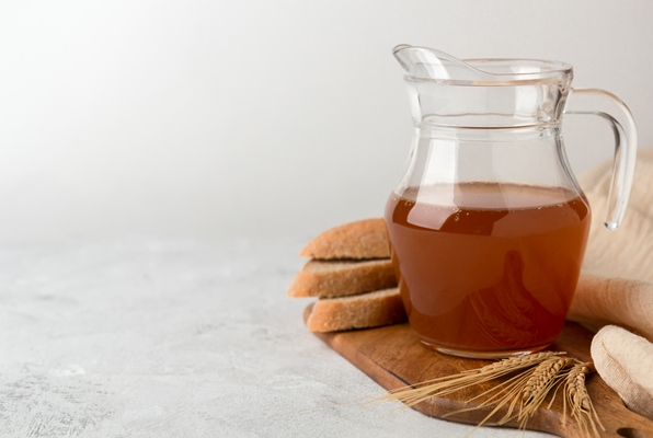 jug with kvass on a white space a traditional russian soft drink with rye bread - Квас-борщ (румынская кухня)