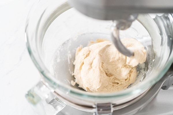 mixing bread dough in a standalone kitchen mixer to bake patriotic cinnamon twists - Французский багет