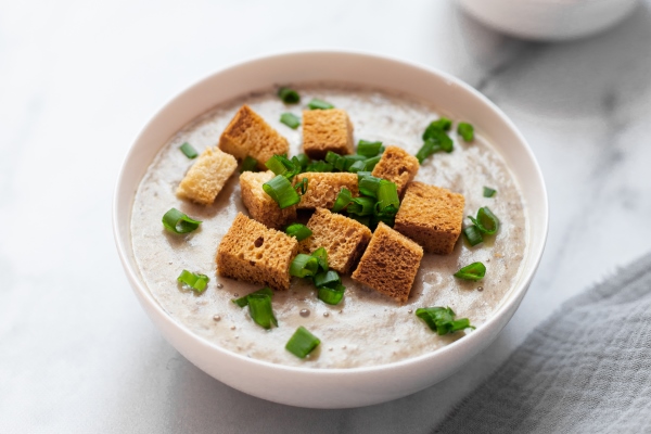 mushroom soup puree with onion cheese and crackers on a light background - Суп овсяный, постный