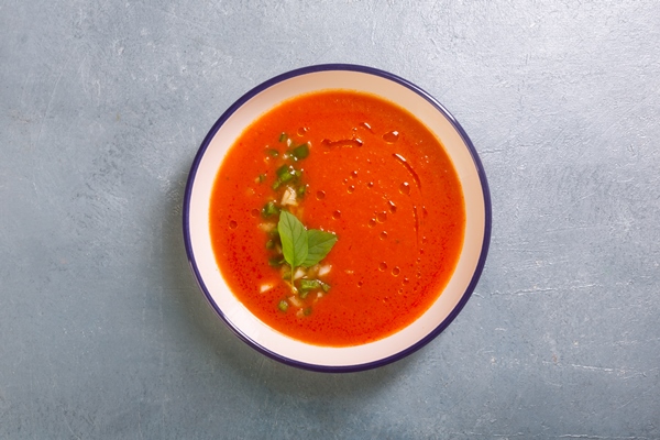 Суп-пюре из помидоров и яблок plate of gazpacho made from tomato with garlic and basil leaves on gray background copy space traditional spanish dish - Суп-пюре из помидоров и яблок