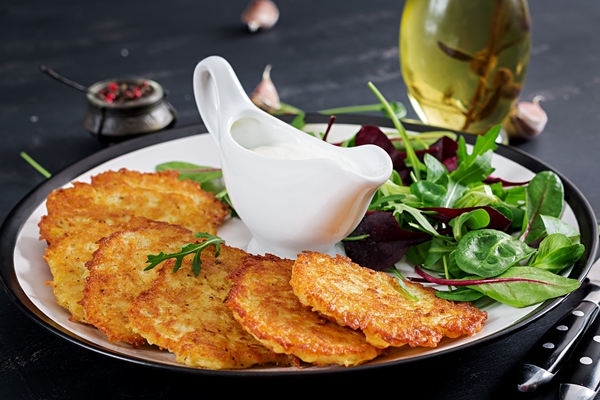 potato fritters served with sour cream - Деруны без яиц
