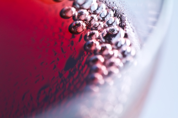 Малиновый квас red wine bubbles close up shot - Малиновый квас