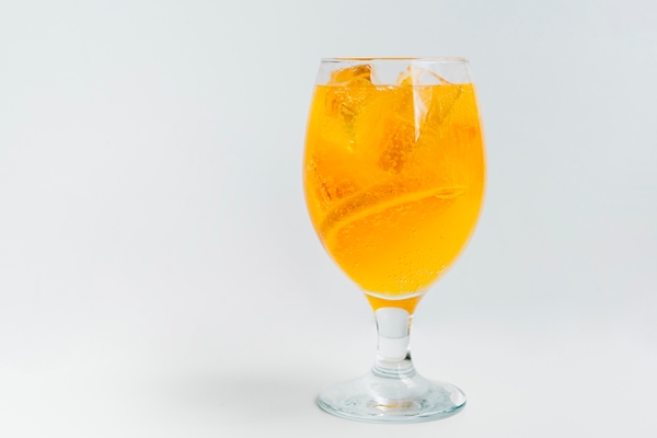 Квас освежающий sparkling cocktail with orange slices and ice cubes - Квас освежающий