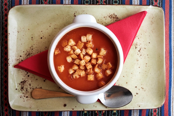 Суп-пюре из помидоров с перловой крупой tasty fresh tomato soup with croutons in white ceramic bowl with spoon on a table - Суп-пюре из помидоров с перловой крупой