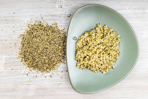 top view of raw freekeh wheat grains and porridge - Сочиво "богатое"