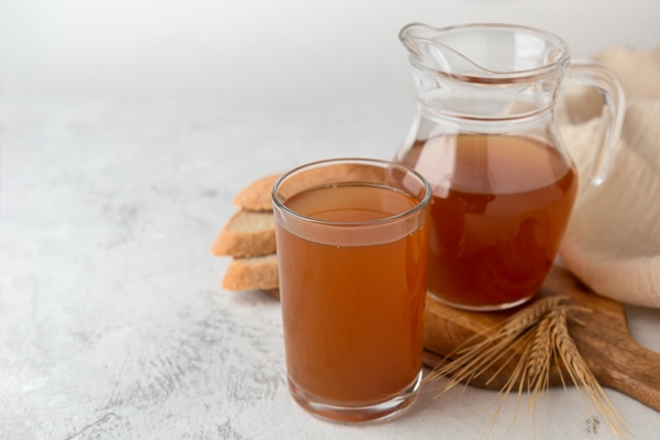 Квас густой с изюмом traditional bread kvass on a white space - Квас густой с изюмом