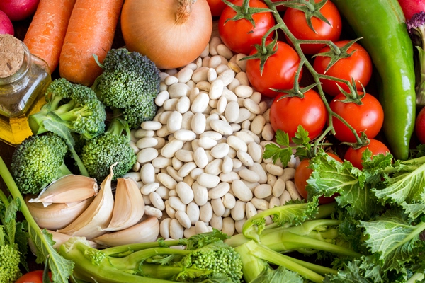 white beans with raw vegetables on a brown wooden table top view - Борщ малороссийский